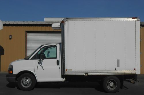 2004 chevrolet g3500 10' reefer refrigerated - extremely clean