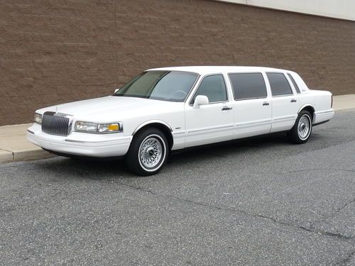 Gorgeous 1996 lincoln limousine with 38,770 miles..formal 6-door..town car.