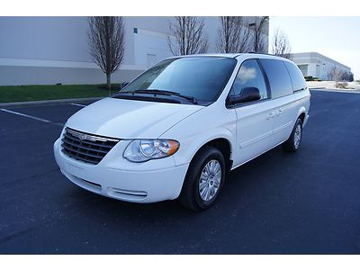 No reserve 06 chrysler town &amp; country lx rear air stow &amp; go clean carfax