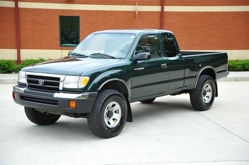 Toyota tacoma / prerunner ext cab / new michelins / amazing cond / nicest around