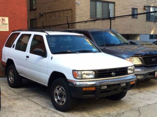 1998 white nissan pathfinder 4wd suv--great condition!
