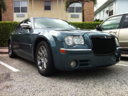 5.7 hemi v8 in mint condition with clean carfax!