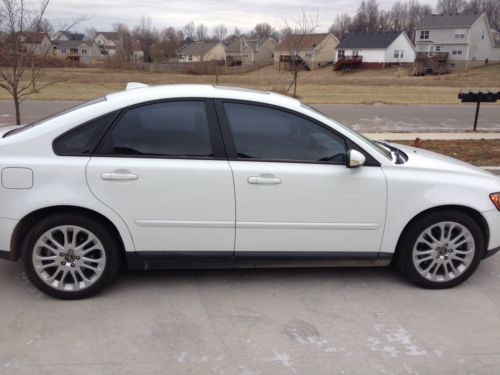 2006 volvo s40 t5 sedan 4-door 2.5l white, gray leather interior, sunroof, 30mpg