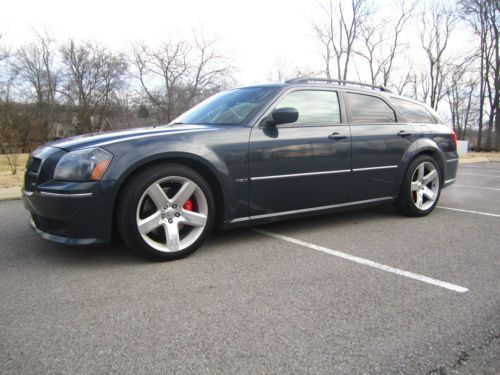 2007 dodge magnum srt8. only #142 made in this color! nice car.