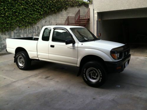 1997 2.7l toyota tacoma 4wd xtra cab white good condition