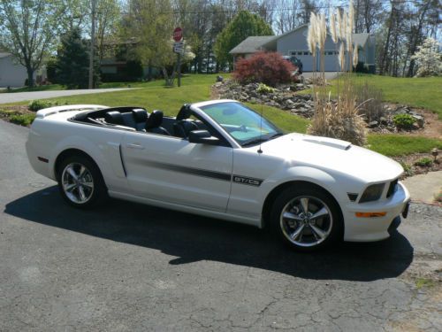 2007 ford mustang covertable gt california special - 6700 actual miles!!!