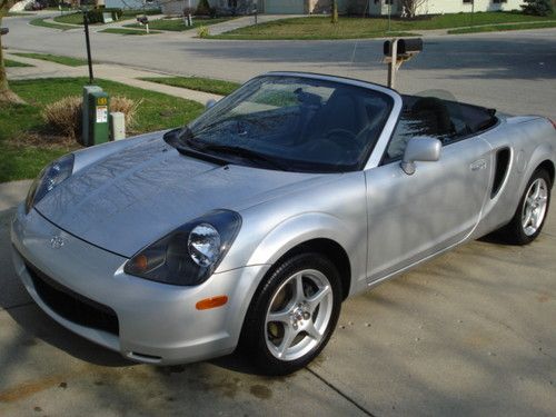 2002 toyota mr2 spyder base convertible 2-door 1.8l  only  21,600 miles!    nice