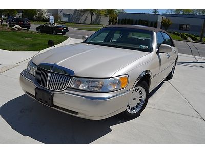 2001 lincoln town car cartier , sun roof , clean carfax no accidents low reserve