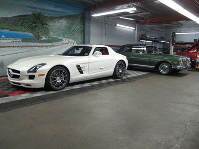 2011 mercedes sls amg gullwing..only 5500 miles..outstanding !!