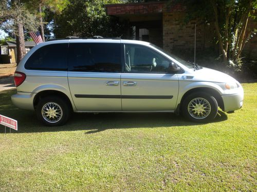 2006 chrysler town and country. low reserve!!!