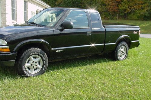 Chevrolet s-10 4x4 extended cab third door   great condition  newer tires