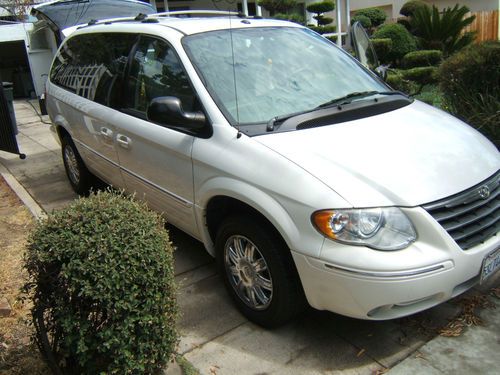 Beautiful 2006 chrysler town and country limited minivan low miles!