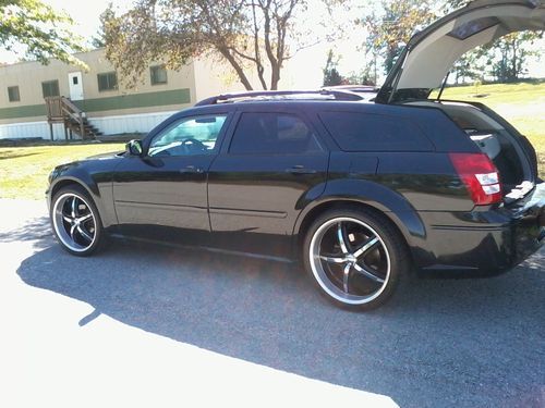 2005 dodge magnum se triple black metalic  new tires custom  boss wheels nice!