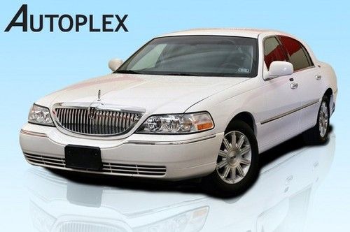 We finance! 2011 lincoln town car signature limited! heated seats 4.6l v8!