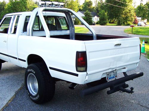 Does nissan make a 4 cylinder truck