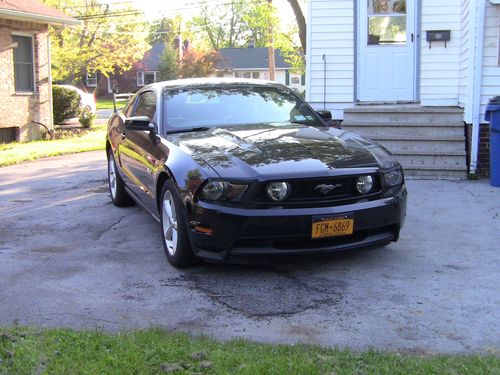 Mustang gt 2011  premium 3600 miles 100% stock  grandpa"s car auto trans