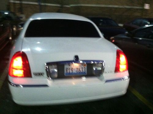 2006 white lincoln town car signature limited mlge 310.000 $60000 or best offer