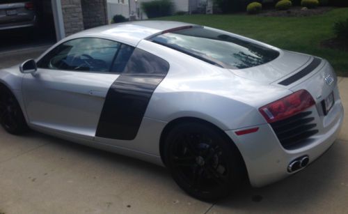 Audi r8 8,559 miiles w/ warranty, carbon fiber, loaded, 2 sets of rims included