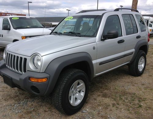 2004 4wd jeep liberty sport 4-door 3.7l 4 x 4 low miles