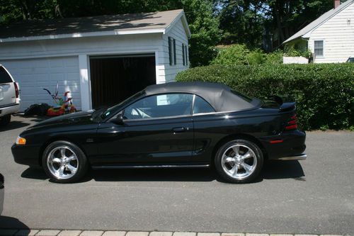 1995 ford mustang convertible - very rare color combination and only 5,550 miles