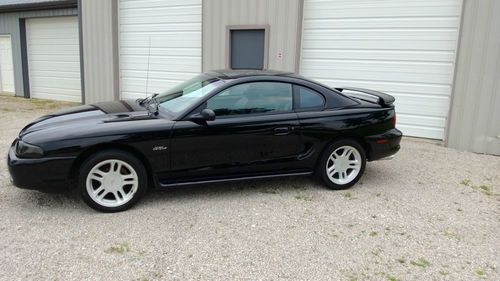 1996 ford mustang gt 5-speed ultra low miles, black leather!