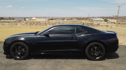 2010 blacked out chevrolet camaro 2ss coupe 2-door 6.2l v8