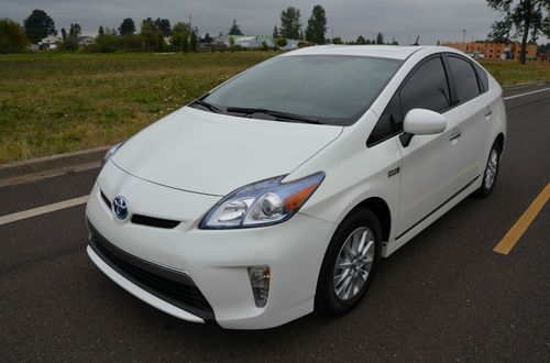 2012 prius hybrid plug in 9k miles plug-in 95 mpg gas and electric navigation!!!