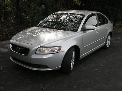 New arrival - 2011 volvo s40 t-5 r type - super nice! great price!