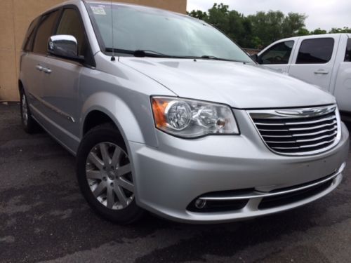 2011 chrysler town &amp; country touring-l  stow&amp;go! clean carfax! no paint work !