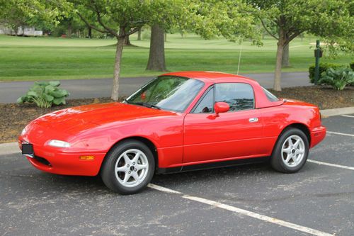 1990 mazda miata base convertible 2-door 1.6l 5 speed red with hardtop