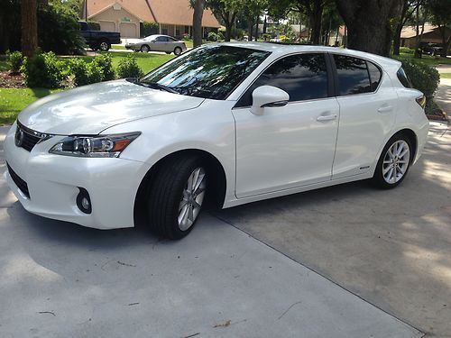 2011 lexus ct 200h, under warranty, fully loaded, leather, showroom condition