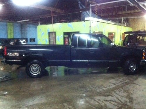 Chevrolet pickup 2500 2 door with an extended cab