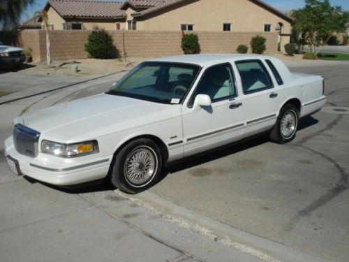 Immacilant 1996  lincoln town car  excellant  cond  66,000  orig miles two owner