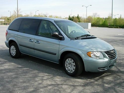 Chrysler town &amp; country 2006 swb van,am/fm stereo cd and dvd player, and cold a/