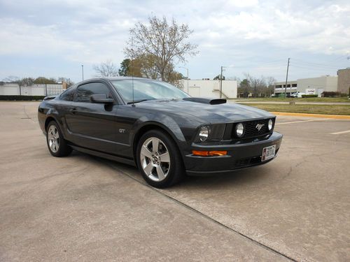 2007 mustang gt 5  speed, excellent condition! detailer maintained female driven