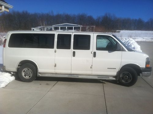 2005 gmc savana 3500 van 15 passenger 6.0l white