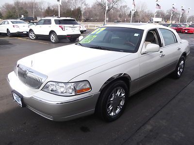Very clean low mile town car! leather! heated seats! moonroof!
