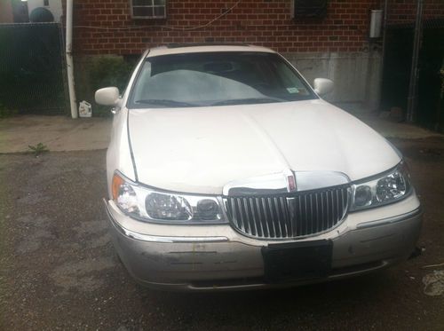 99 lincoln town car good running vehicle it has only 126k miles excellent condit