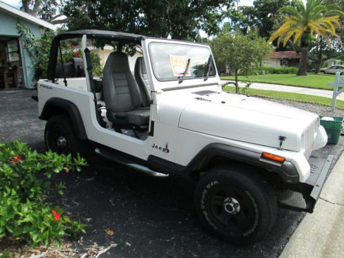 1995 jeep wrangler 4cyl, 4 wd great running  no rust no radio great for beach