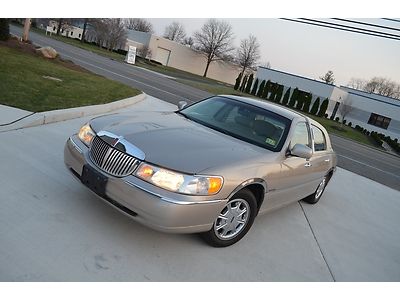 2001 lincoln town car nice,low miles , clean carfax no accidents