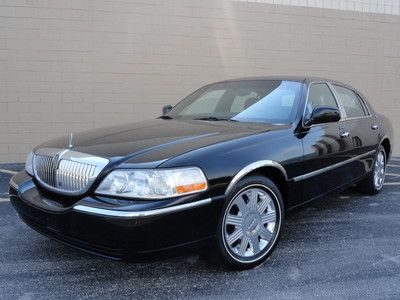 2005 lincoln towncar signature limited - black on black - low miles - rare find