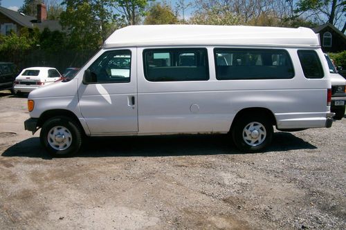 2004 e-250 10 passenger van with wheelchair lift (no reserve)