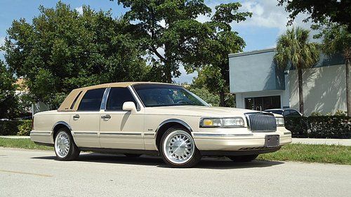 1997 lincoln town cartier , low miles , real sharp