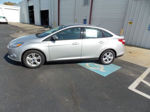 2012 ford focus se - silver - only 3k miles - brand new