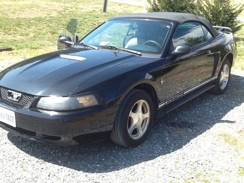 2001 ford mustang convertable. leather interior,