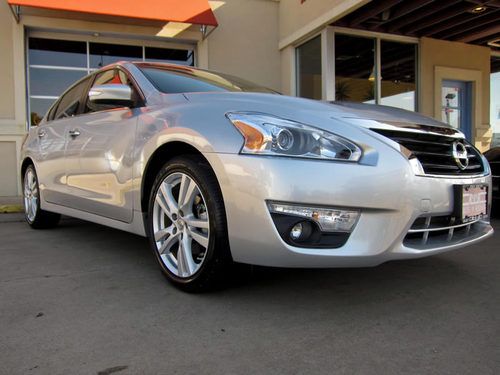 2013 nissan altima 3.5 sv, leather, moonroof, automatic, rearview camera!