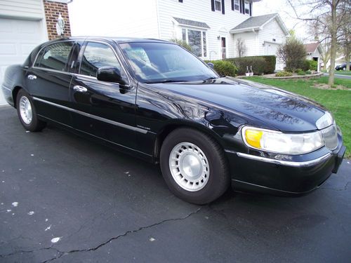 2002 lincoln town car executive l ,new tires,clean,very well kept,no reserve.