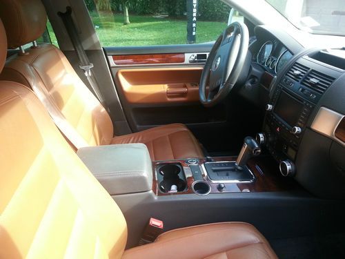 Touareg 4.2l v8 2006, white, tan leather interior,  23 inch chrome tires