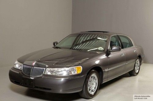 1999 lincoln town car 37k miles sunroof leather wood cd clean chrome wheels !
