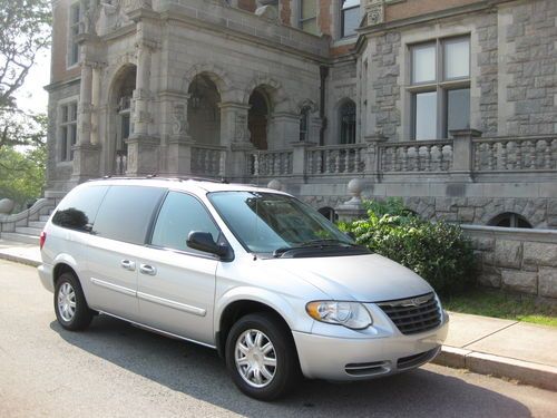 2005 chrysler town &amp; country touring - stow'n'go , dvd, power tailgate &amp; doors !